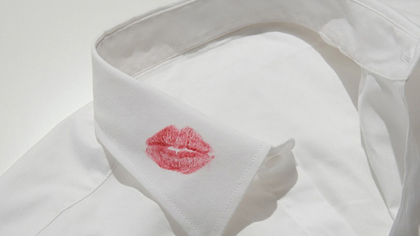 Cách xử lý khi vô tình để dính son môi lên quần áo