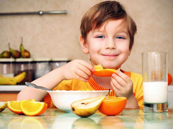 Hãy cho trẻ ăn trái cây có chế độ