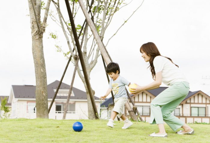 Cho trẻ vui chơi ngoài trời để tăng sức đề kháng và cải thiện thể chất