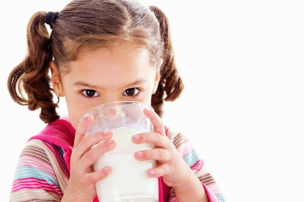 Con nhỏ tiếp xúc với sữa tươi và các chế phẩm từ sữa sớm liệu có tốt?