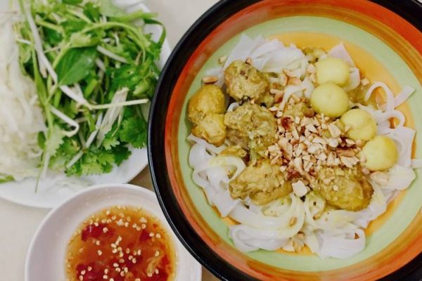 Làm thế nào để nấu món mỳ Quảng củ nén trứ danh chuẩn vị?