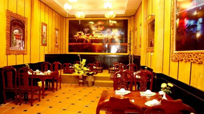 Trăng Vĩ Dạ là nhà hàng vô cùng nổi tiếng trên đường Nguyễn Khuyến, Hà Nội.