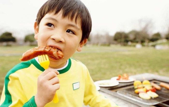 Trẻ ăn thức ăn nhanh (hình ảnh minh họa)